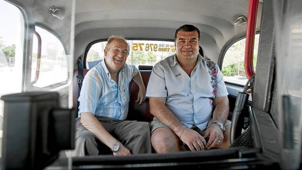 Carmelo Ruiz (izquierda) ha vendido su taxi londinense a José Ramón Celma (derecha).