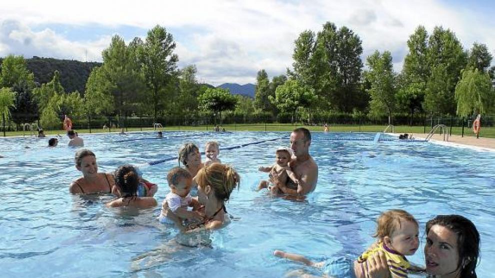 Madres y padres estrechan el vínculo con su bebé con sus primeras clases de natación en la piscina.