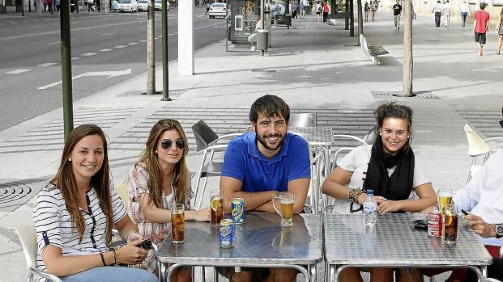 Un grupo de jóvenes universitarios disfruta tomando algo en una de las terrazas del centro de Zaragoza.