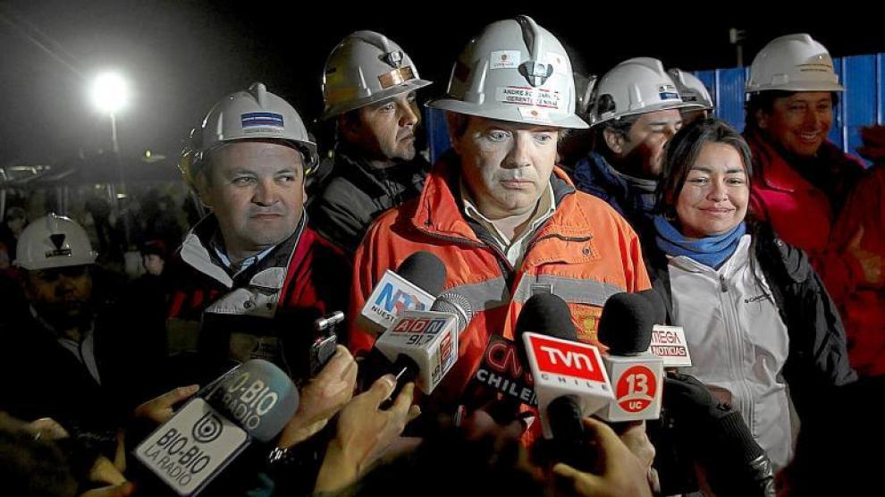 Miembros de los equipos de rescate de los 33 mineros atrapados atienden a los medios