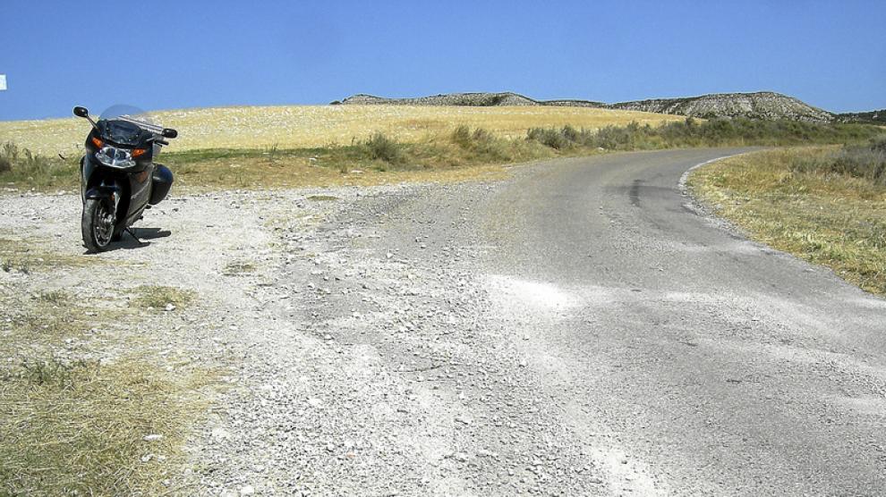 En algunas calzadas hay gravilla y baches sin señalizar