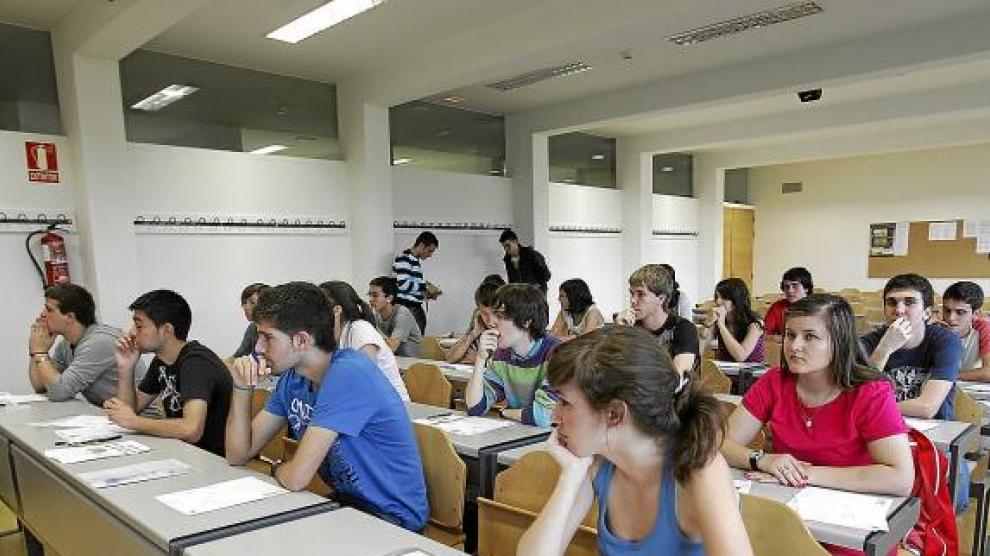 Alumnos de Huesca, poco antes de empezar la prueba de Selectividad de junio.
