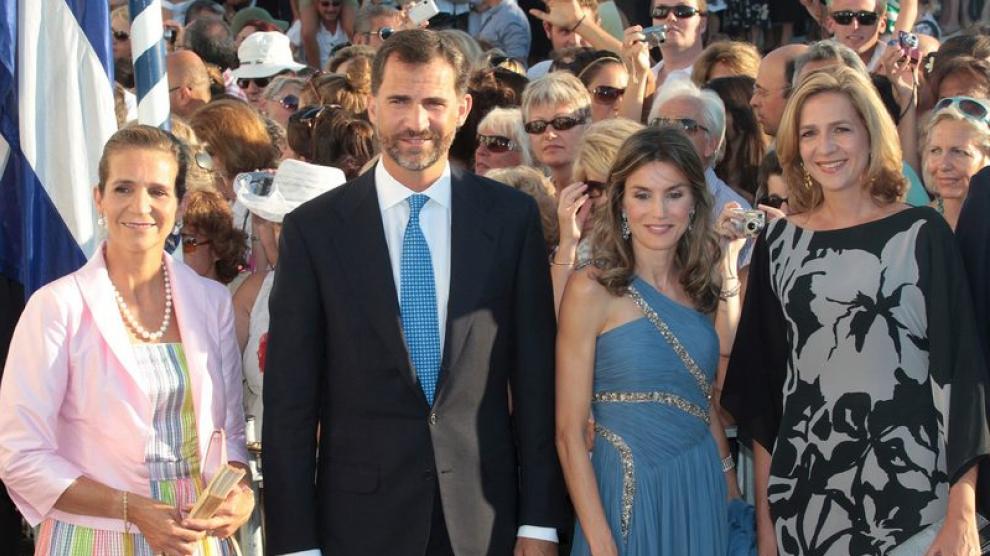 El príncipe Felipe y su esposa posan junto a la Infanta Elena y a la Infanta Cristina