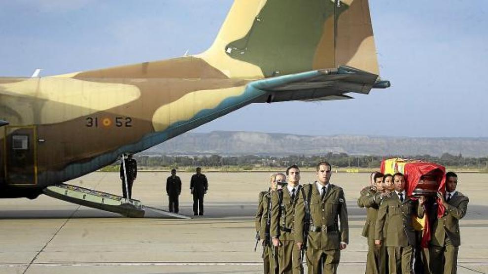 El féretro llegó ayer a la base aérea de Zaragoza sobre las siete y media de la tarde.