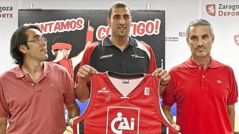 Aguilar, entre Willy Villar y José Luis Abós.