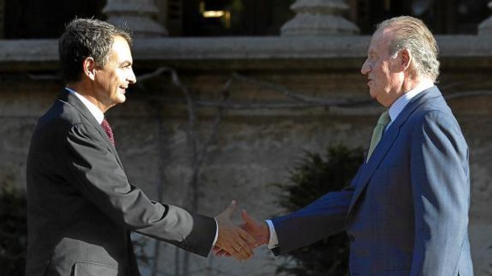 El Rey y Rodríguez Zapatero se saludan antes de la reunión de ayer en el palacio de Marivent.