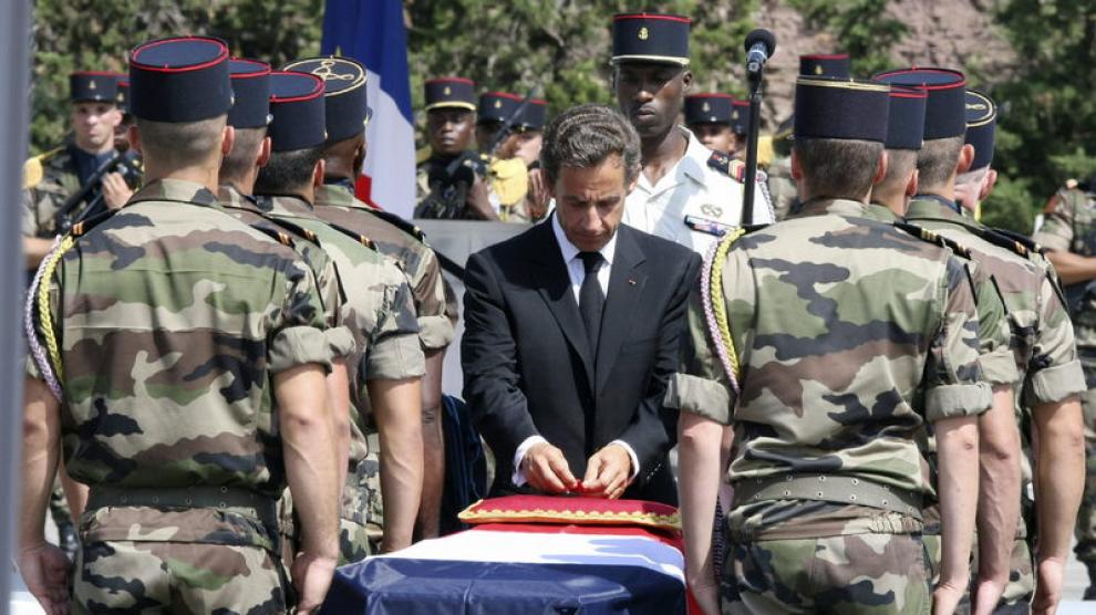 Sarkozy ante el féretro de un soldado francés.