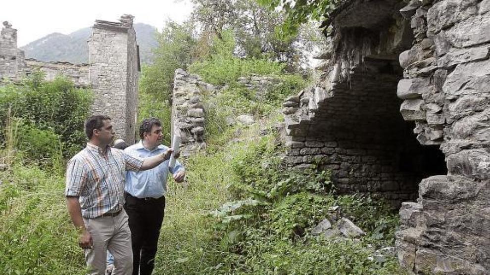 Foto de archivo del alcalde de Fiscal con uno de los técnicos del plan especial de Jánovas.