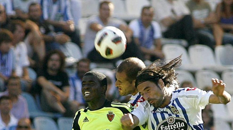 Marco Pérez (i) pelea con un jugador del Deportivo