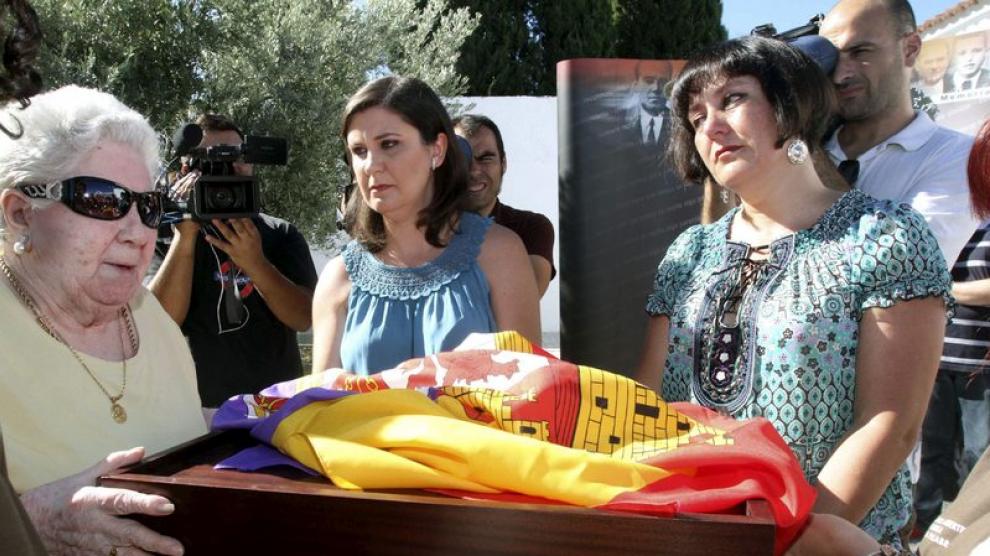 Las nietas del primer represaliado de la Guerra Civil en Andalucía recogen sus restos