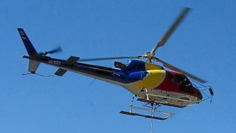 El helicóptero transporta materiales para el nuevo remonte.