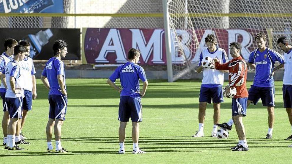 José Aurelio Gay se dirige a los futbolistas