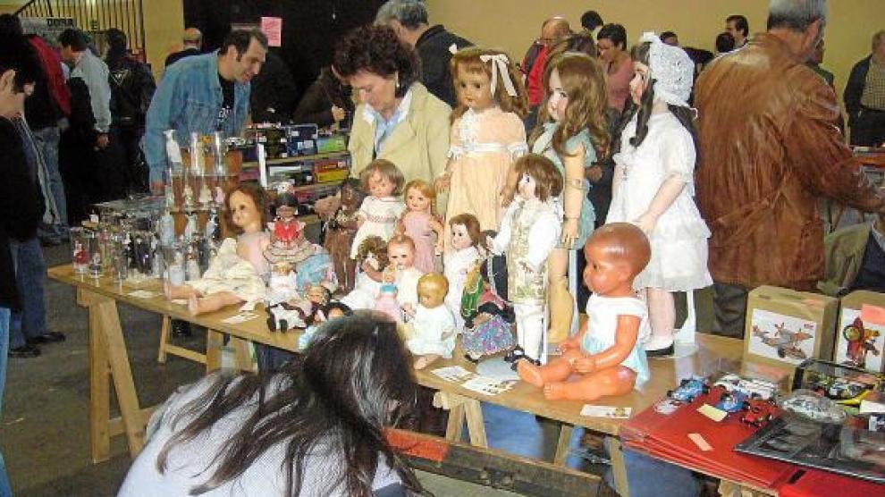 Uno de los puestos de muñecos participantes en una edición anterior del mercadillo.