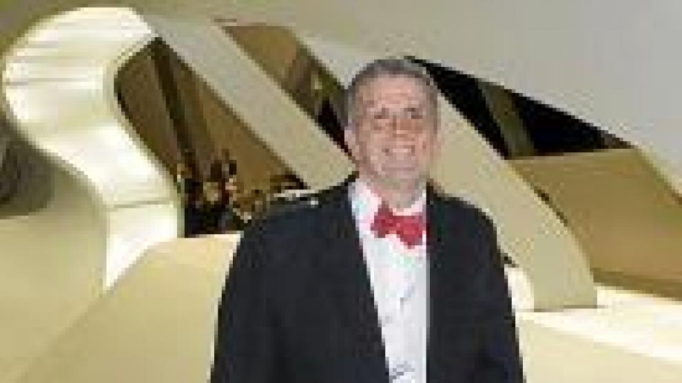 Kenneth Wardrop, con un 'kilt', representante de Edimburgo.