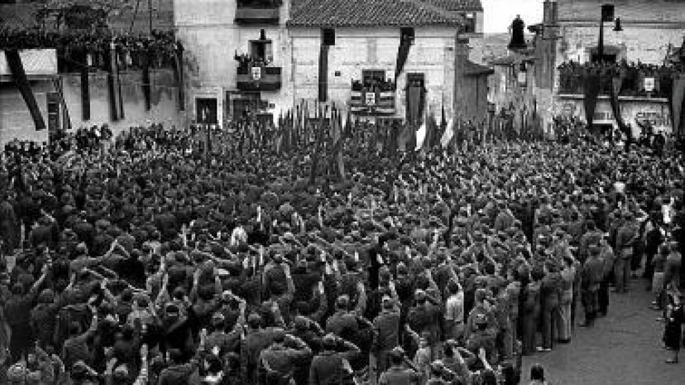 Soldados del bando sublevado, fotografiados durante la Guerra Civil en Zaragoza por Carlos Skogler.