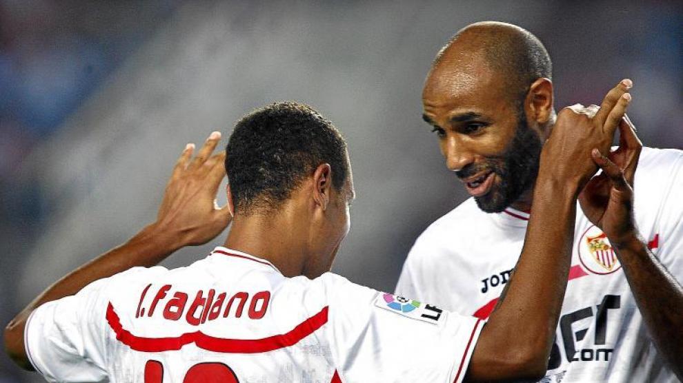 Luis Fabiano celebra un gol con su compañero Kanouté en el partido jugado en el Sánchez Pizjuán (4-3) contra el Athletic.
