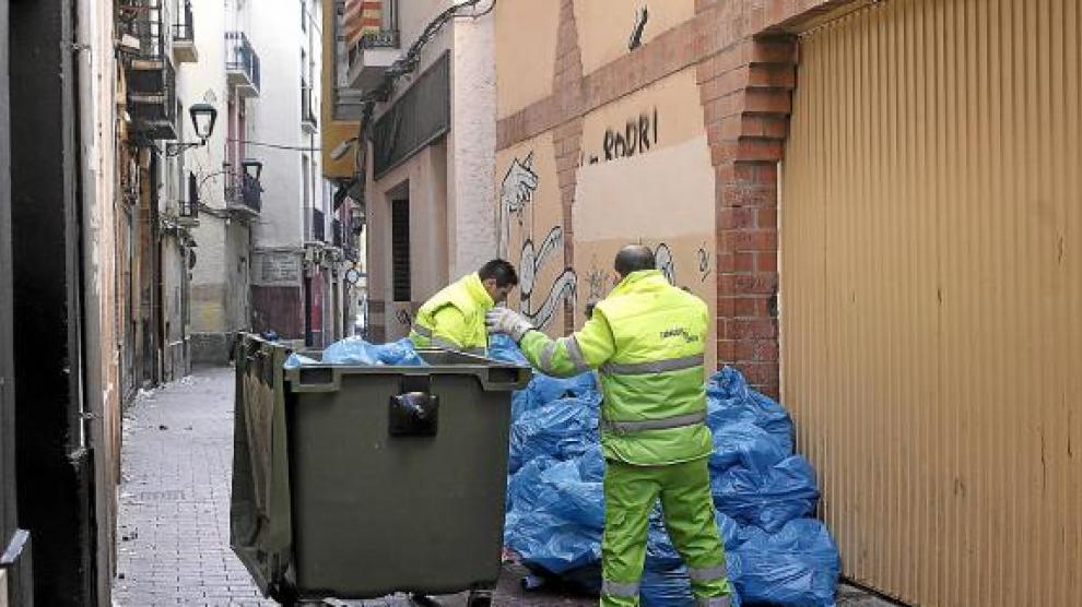 Operarios de FCC recogen la basura
