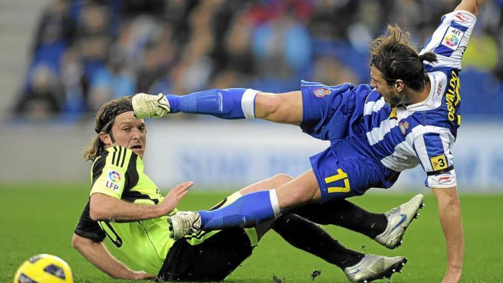 Lanzaro y Osvaldo (Espanyol) en el momento de la lesión del delantero italo-argentino.