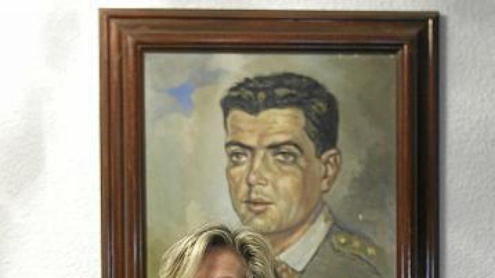 Maribel Franco, ante el retrato de su marido.