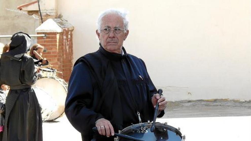 Miguel Franco toca el tambor en un ensayo previo a la Semana Santa.