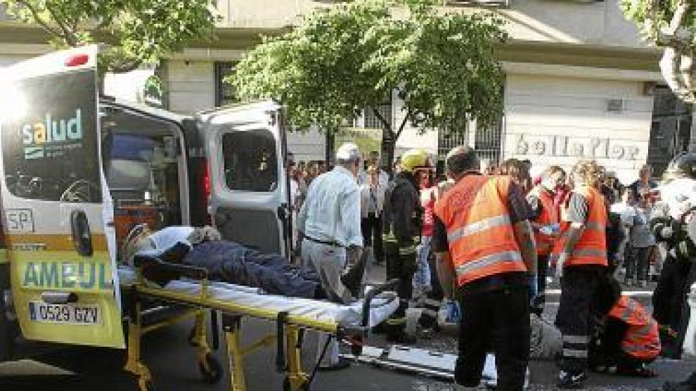 Evacuación de un herido mientras se atiende al otro.