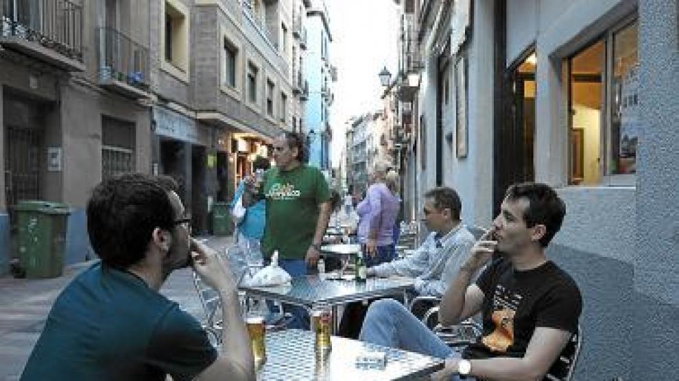 Varios ciudadanos disfrutan de una cerveza en una terraza.