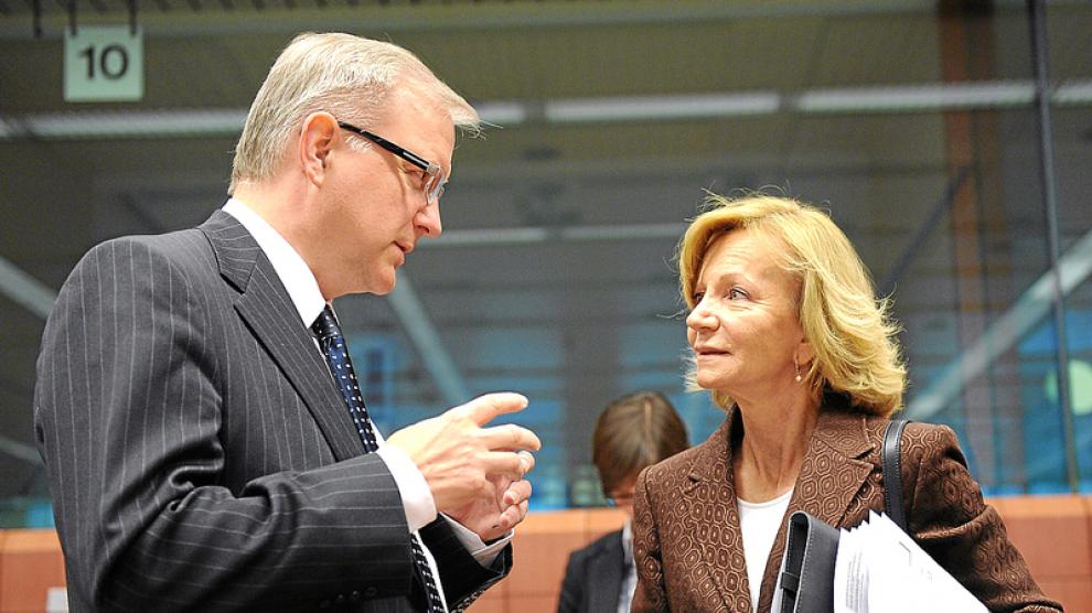 Olli Rehn, comisario europeo de Finanzas, habla con la ministra Elena Salgado, en una imagen de archivo