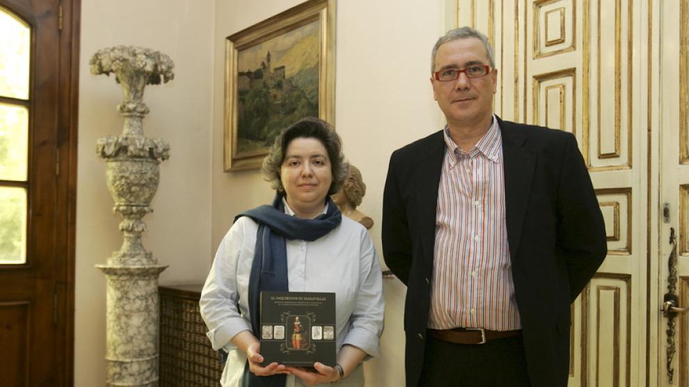 Mar Rey y Miguel López posan con el libro sobre Lastanosa, que han coordinado,en el IEA.