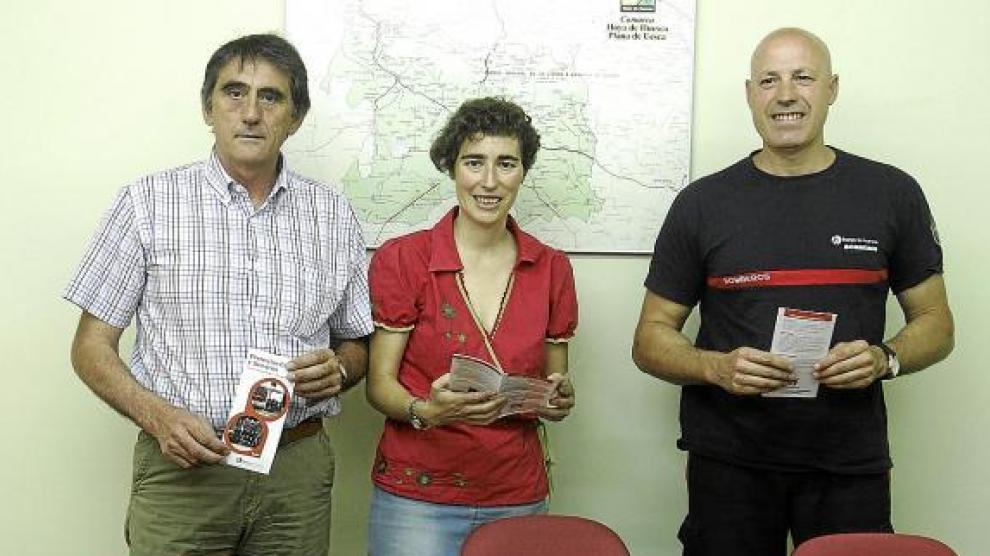 Gualberto Pérez, Lola Giménez y Joaquín Abiol con el folleto de Protección Civil en la mano.