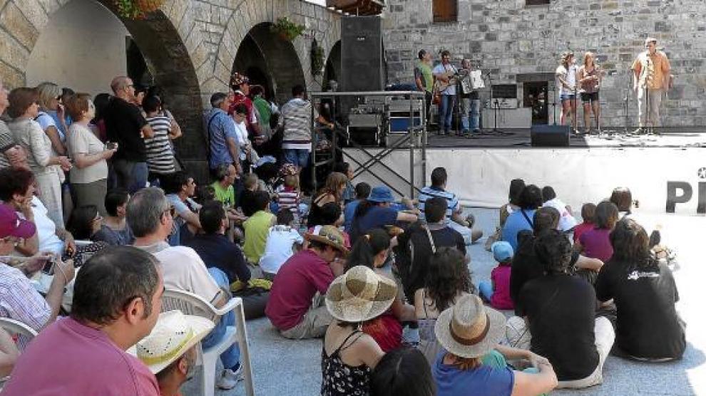El público disfruta de una de las primeras actuaciones del PIR en la plaza Domingo Miral de Ansó.