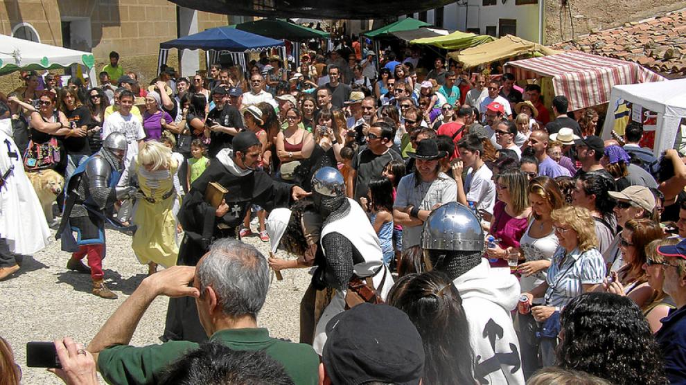 El inquisidor ordena la captura de las brujas ante la atenta mirada del público.