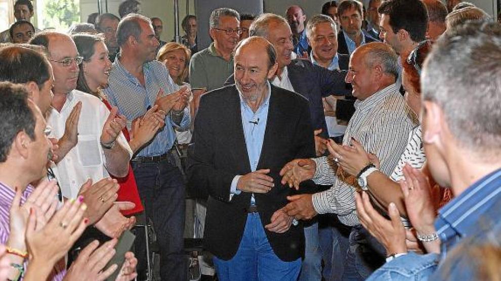 Rubalcaba, ayer a su llegada a la reunión con militantes gallegos en Santiago.