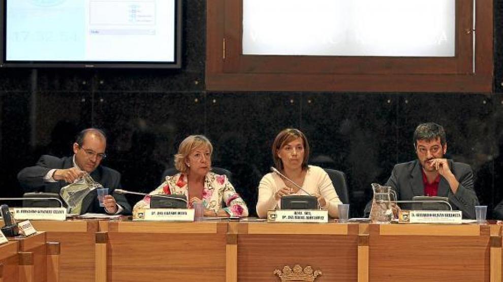 Alós está flanqueada por los tres tenientes de alcalde (Fernando González, Ana Grande y Gerardo Oliván).