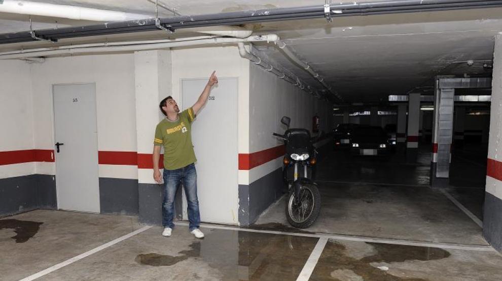 El techo del aparcamiento está repleto de goteras.