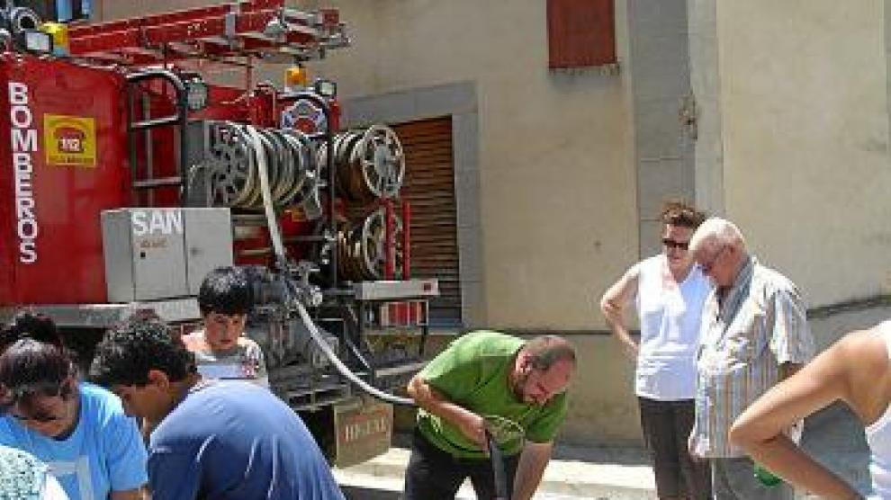 Los vecinos solo contaron con una cisterna de bomberos