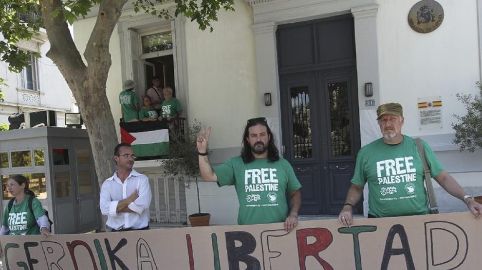 Activistas españoles protestan delante de la embajada de España en Atenas.