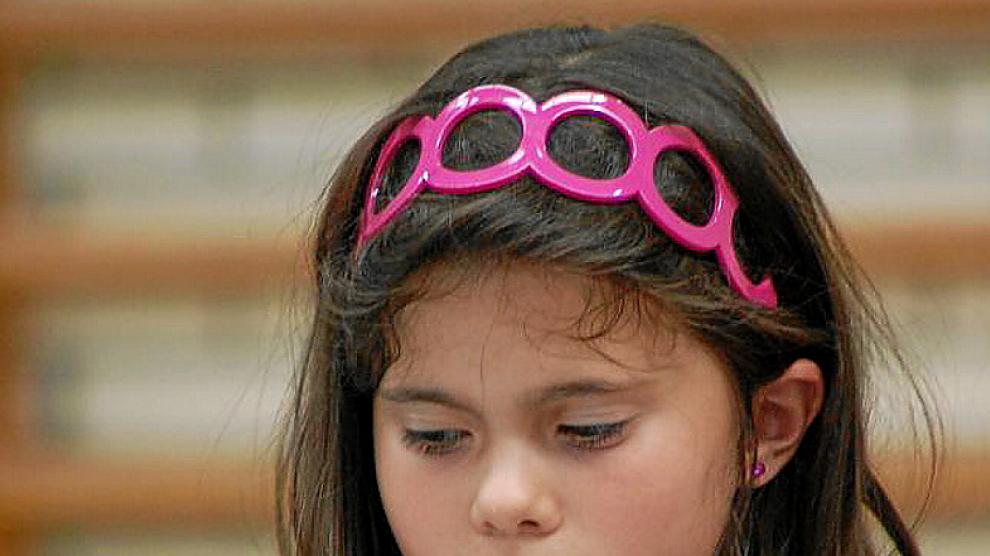 Yaiza Rupérez se concentra antes de mover las fichas blancas.