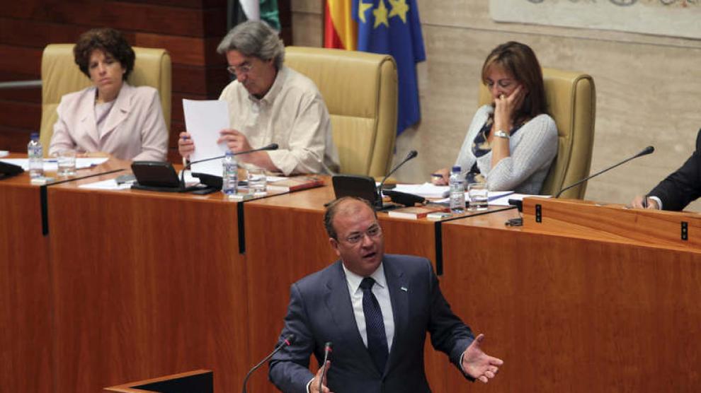 Monago durante una de las sesiones del debate de investidura