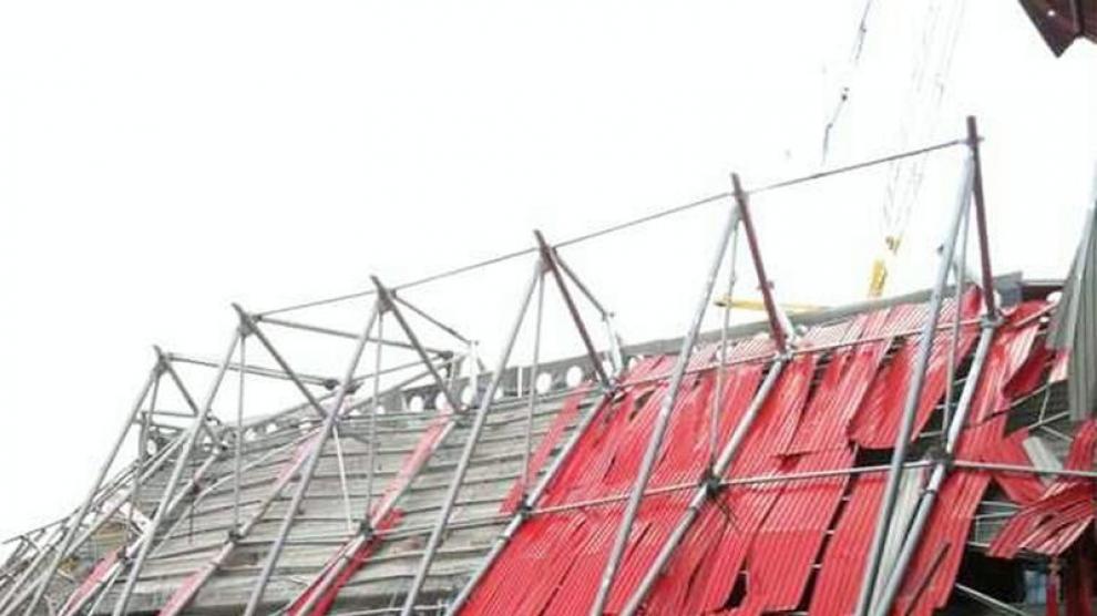 El techo derruido en el estadio