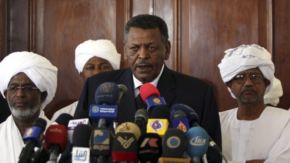 El ministro para asuntos presidenciales de Sudán, Bakri Hassan Saleh, en una rueda de prensa en Jartum
