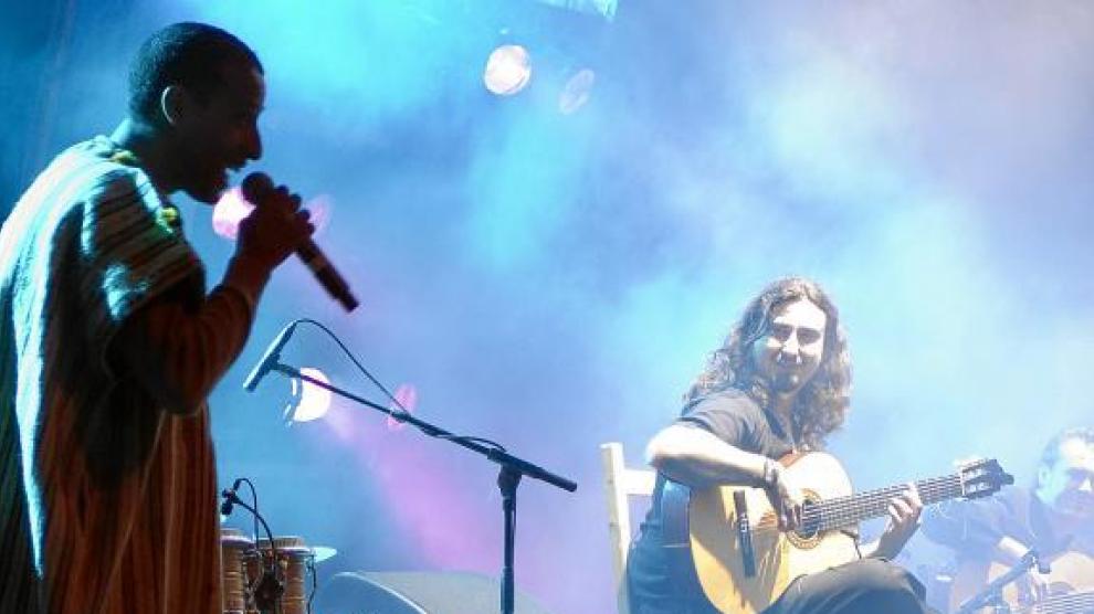 Alejandro Monserrat, a la guitarra, observa al rapero marroquí Bahry, vocalista de Al Baïda.