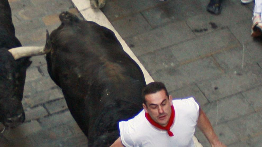 Un corredor empitonado en el brazo derecho por uno de los morlacos
