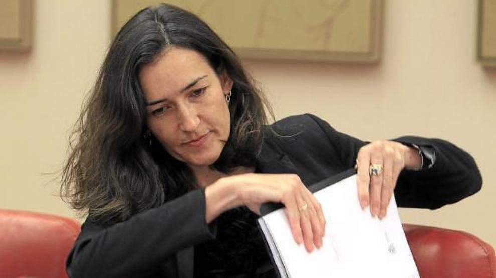 Ángeles González-Sinde, preparándose para una comparecencia reciente en el Congreso.