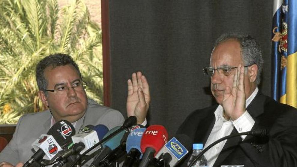 El senador Curbelo (d), con el vicepresidente del Cabildo de La Gomera.