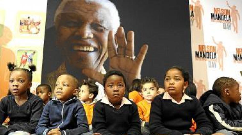 Un grupo de escolares, ayer en la Fundación Nelson Mandela.
