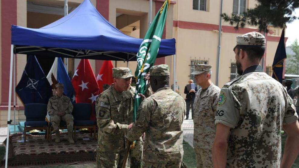 El general estadounidense, David Petraeus, entrega el mando de las tropas en Afganistán