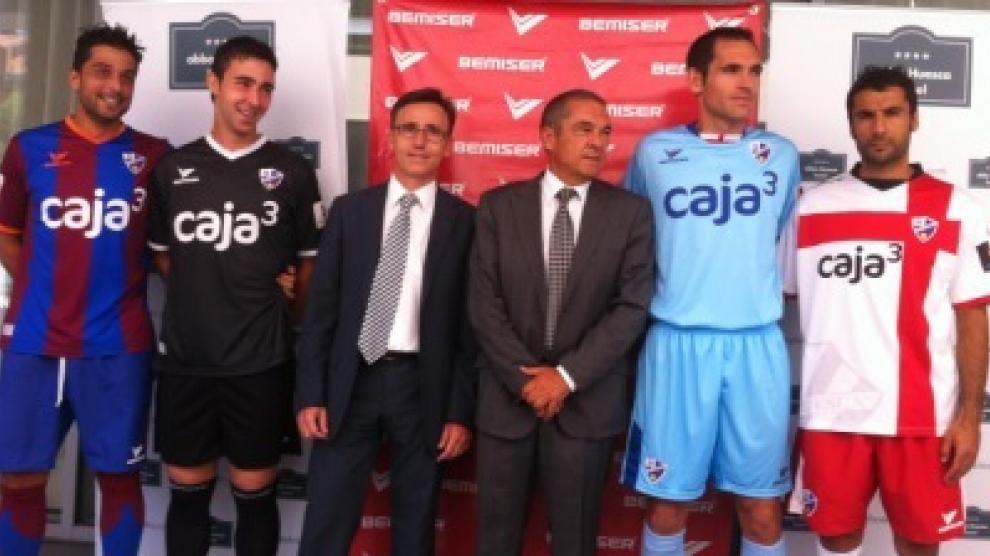 Nuevas equipaciones de la S. D. Huesca
