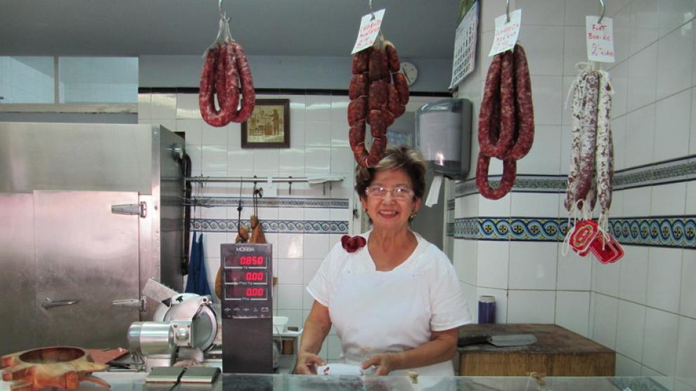 Pepa Montesa, bisnieta del fundador, en la carnicería Montesa, en la plaza de San Felipe.