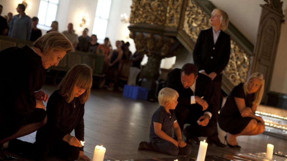 La familia real noruega rinde homenaje a los fallecidos
