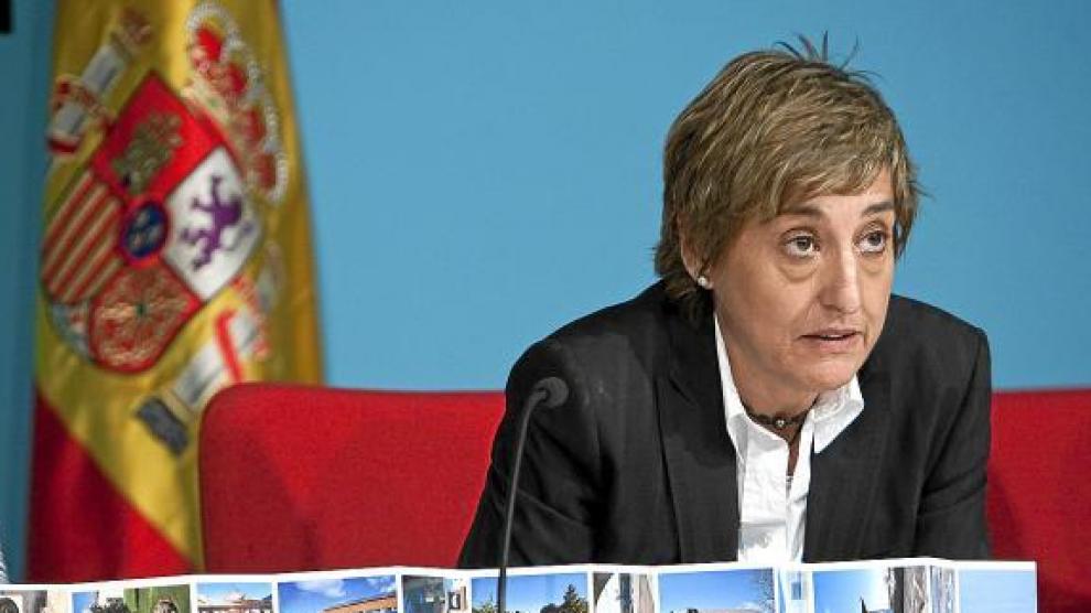 Pinilla, durante su último pleno, el pasado junio, muestra postales de los atractivos de La Muela.